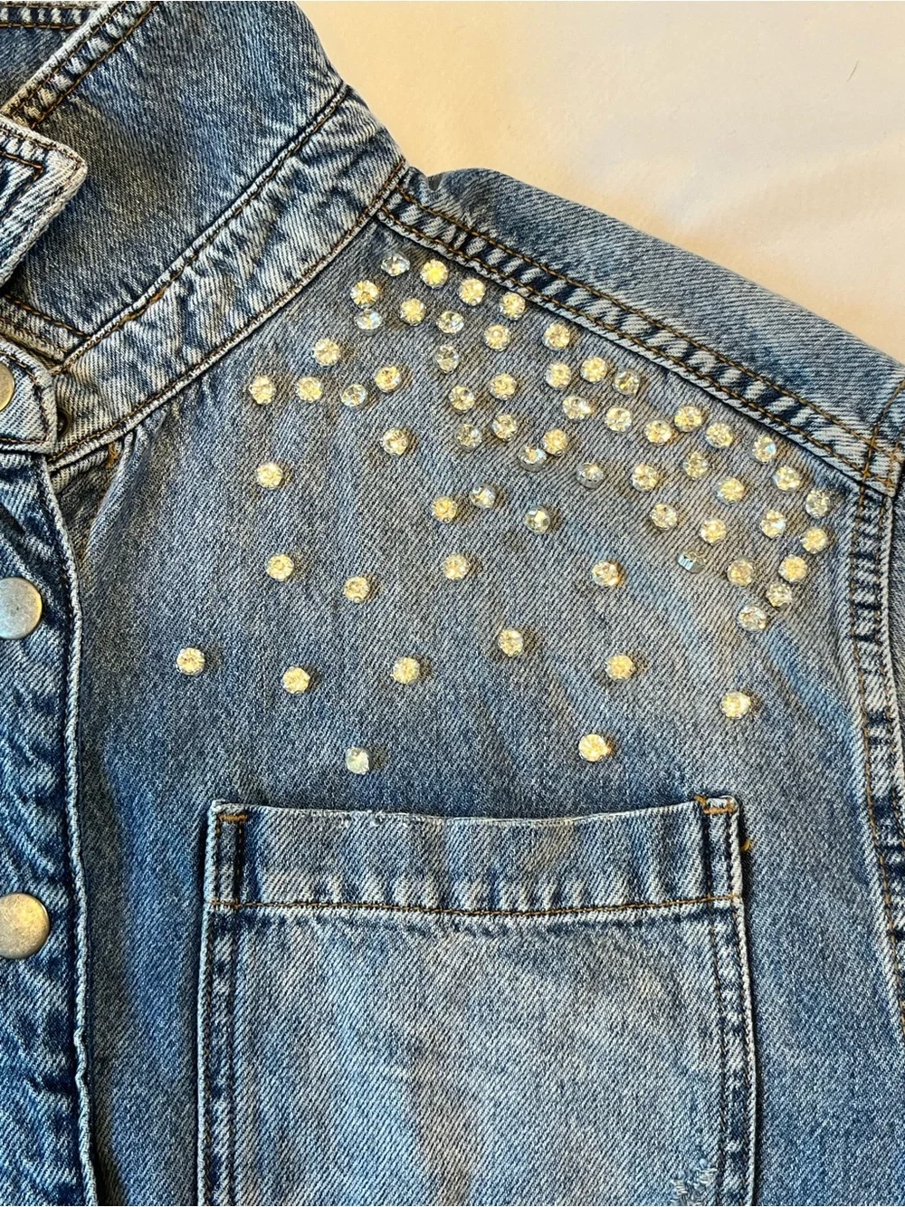 Free People Karolina Rhinestone Cropped Denim Jacket XS Distressed Raw Hem - Picture 3 of 8